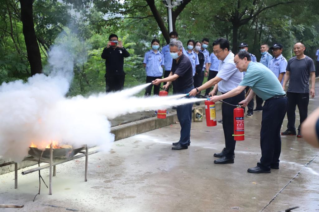 我校举办2022年度春季学期火灾逃生疏散及灭火实操演练